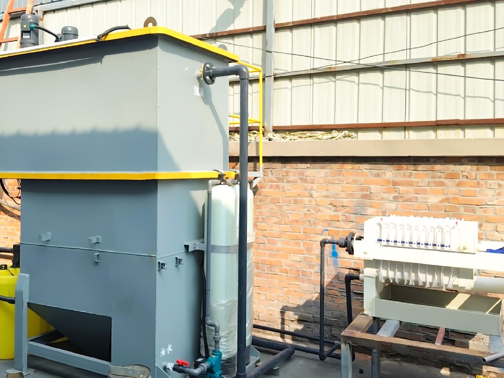 清洗袋子废水处理中溶气气浮机的应用方案